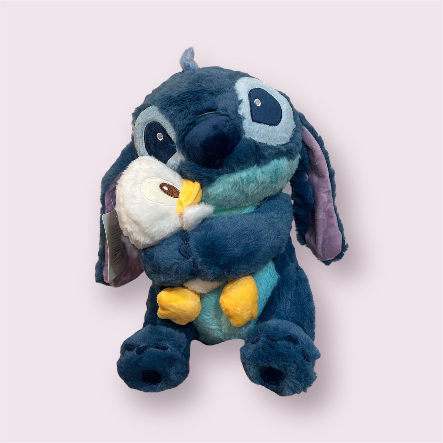 Peluche Stitch abrazando a Pato