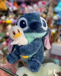 Peluche Stitch abrazando a Pato