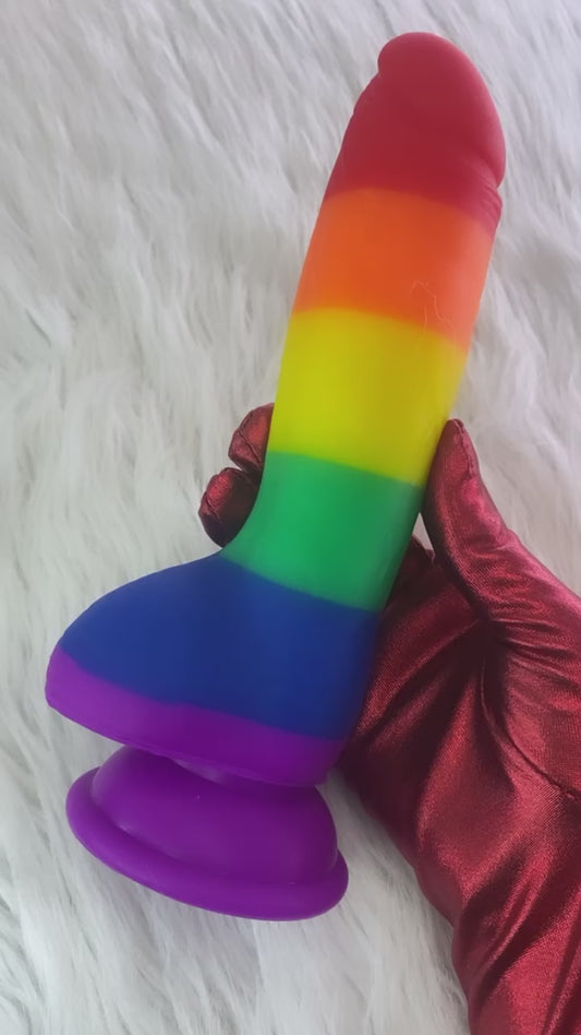 Dildo Inserción 15cm Arcoíris Pride con Copa Succión – Thick Rick ✦ Bajo pedido